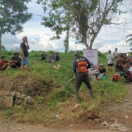 Gotong royong Warga Sumur Tutup: Pembersihan Jalan untuk Lalu Lintas Jama'ah Haul Guru Sekumpul